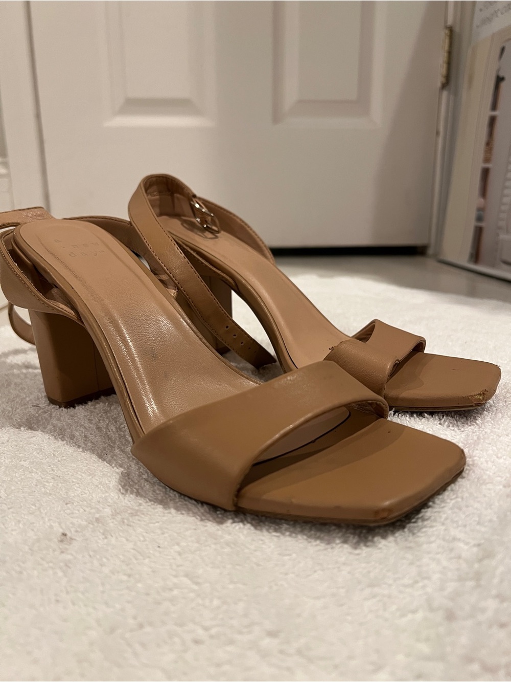 Well worn heels - Picture 4 of 11